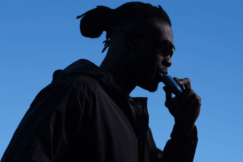 Silhouette of a manusing Climatic's lung health system