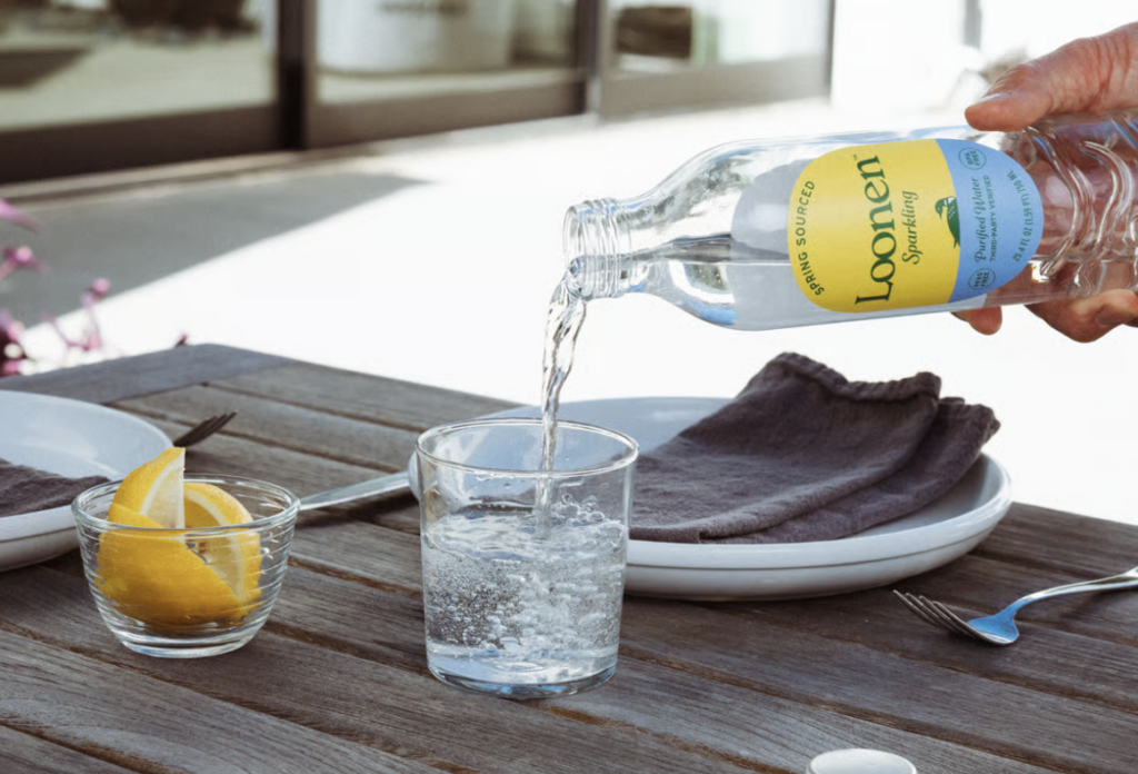 Pouring Loonen water into a glass