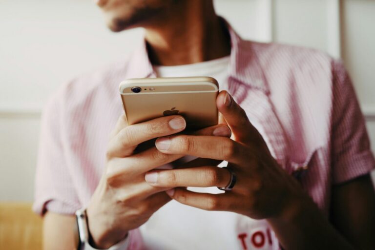 Man holding a cellphone