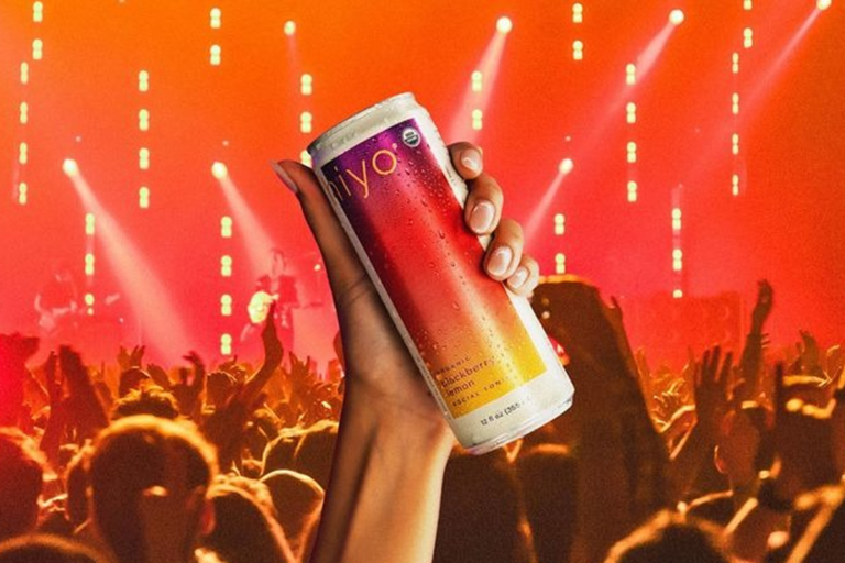 Hiyo can in front of a concert stage