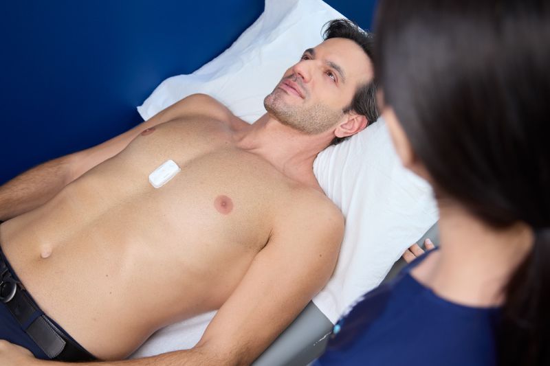 Man using Seismofit® device